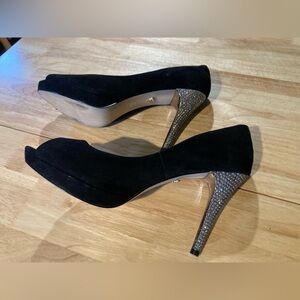 Nina open toed heels in black with a bling heel. Excellent condition. Gorgeous